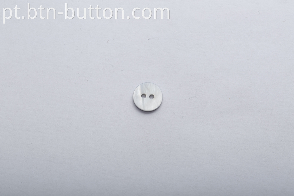 Round four-hole shell button